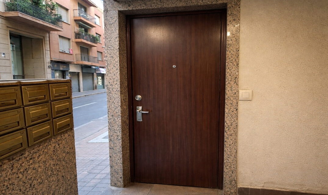 Cerrajero barato en Reus en puerta de vivienda en zona residencial