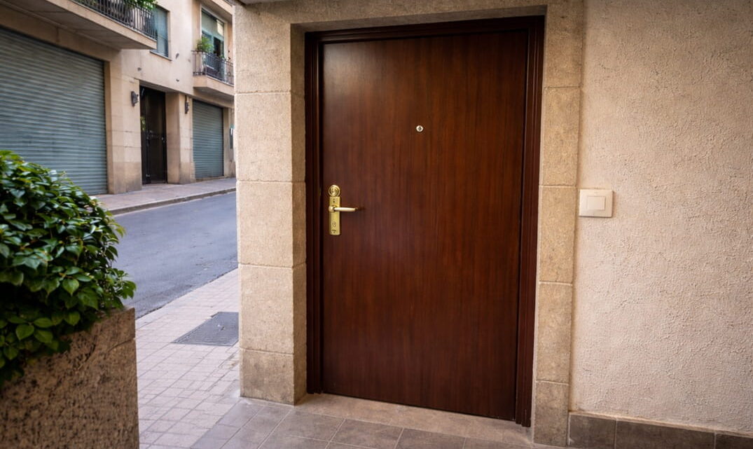 Cerrajero en Immaculada Reus en puerta de vivienda en zona residencial
