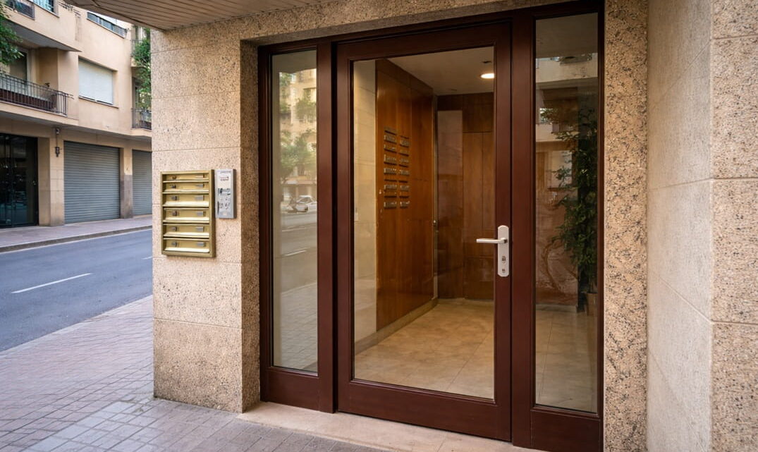 Cerrajero en Sant Josep Obrer Reus en puerta de comunidad residencial